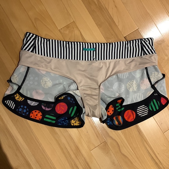 🌟HostPick🌟Colourful Circles Lululemon Seawheeze Speed shorts 2.5 in - size 12 - Picture 13 of 16